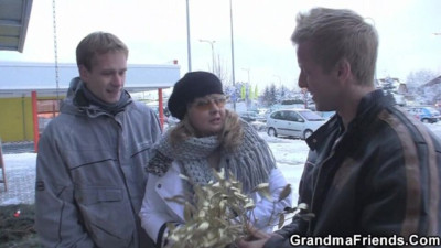 Granny threesome movie with fairly queen from Grandma Friends
