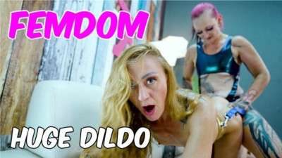 Pulchritudinous Anuskatzz and Lily Lu's huge dildo dirt