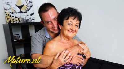 Mature trailer with brilliant honey from Mature NL