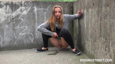 Tender cocotte - fetish scene - Pissing Street