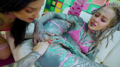 Anuskatzz and Morea's female orgasm video